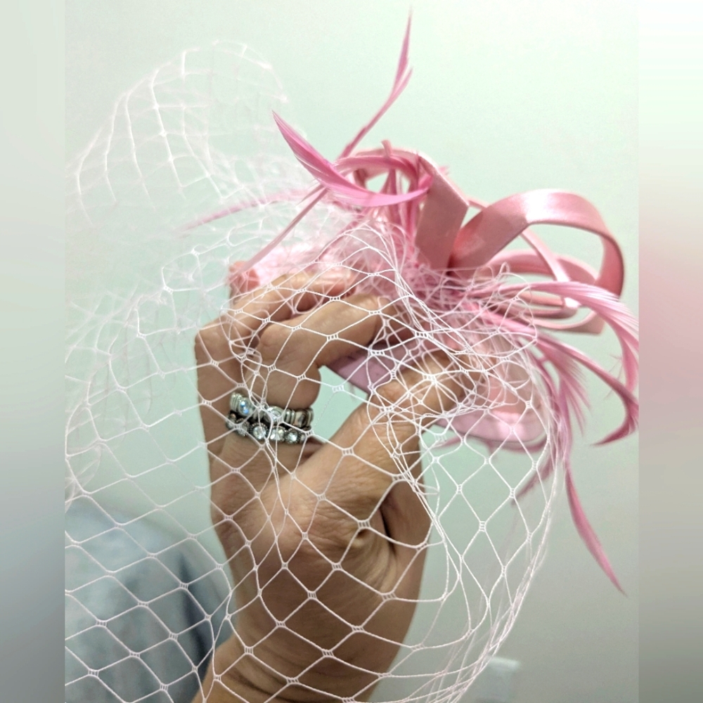 NWOT!! Elegant Pink Fascinator with Netting and Feathers